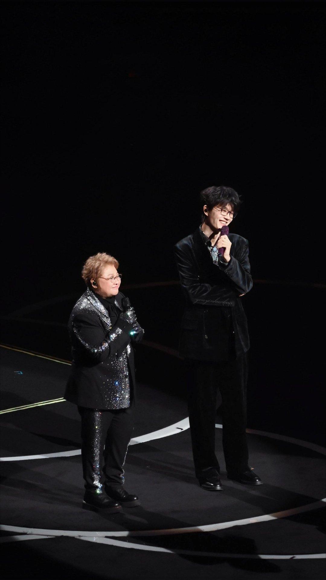 许嵩 唱完你的唱你的许嵩简直就是劳模，刚听完他唱燕归巢，一刷新就看到惊鸿一面，幸