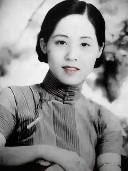 一天早晨，民国女子董竹君忽感下身不适，发现床上竟有一摊血污，吓得花容失色。伺候她