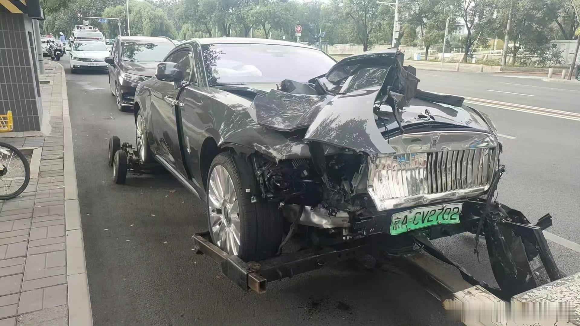 陈震劳斯莱斯发生车祸见识到了真正车圈第一人，这热搜上的，上一次见还是在流量小鲜肉