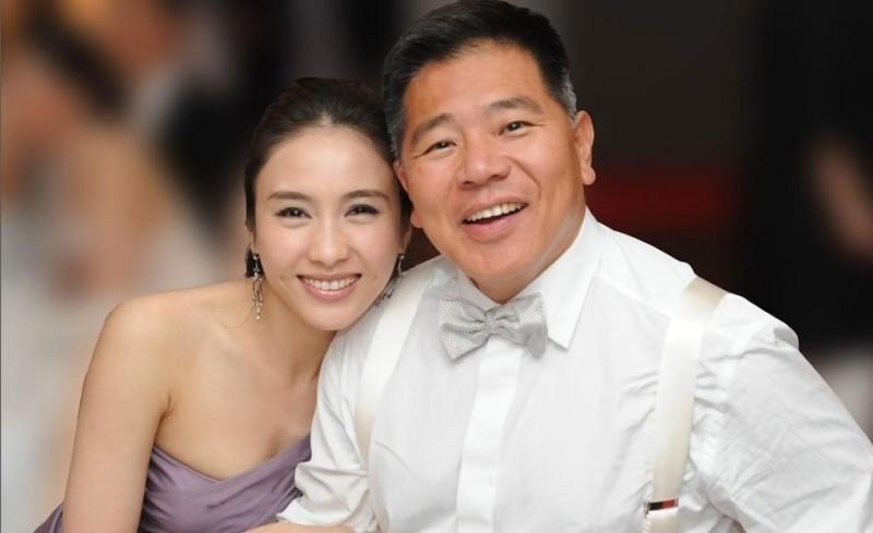 2008年，黎姿在商界遭遇挫折，面临重大经济损失。紧接着，她的弟弟又遭遇了严重的