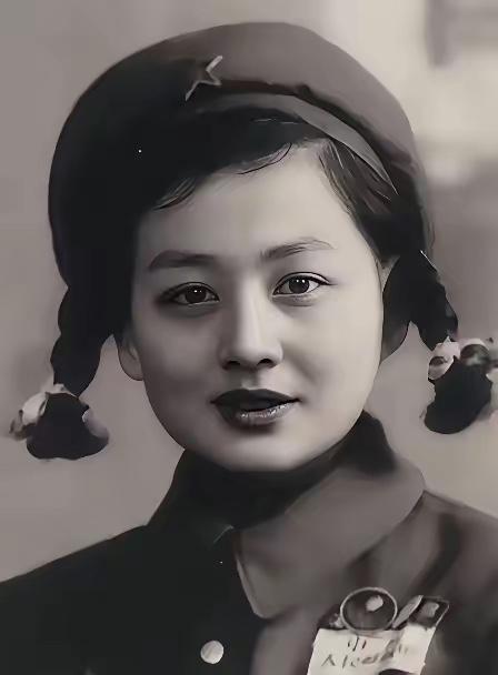 1953年，一位年轻的女志愿军战士在回国途中途经沈阳，趁着换乘的间隙，她走进了一