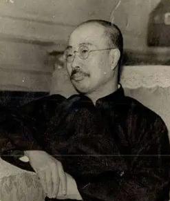 1967年5月6日，周作人下地小解时，突然猝死，他死后，被家属销户，骨灰盒也不认
