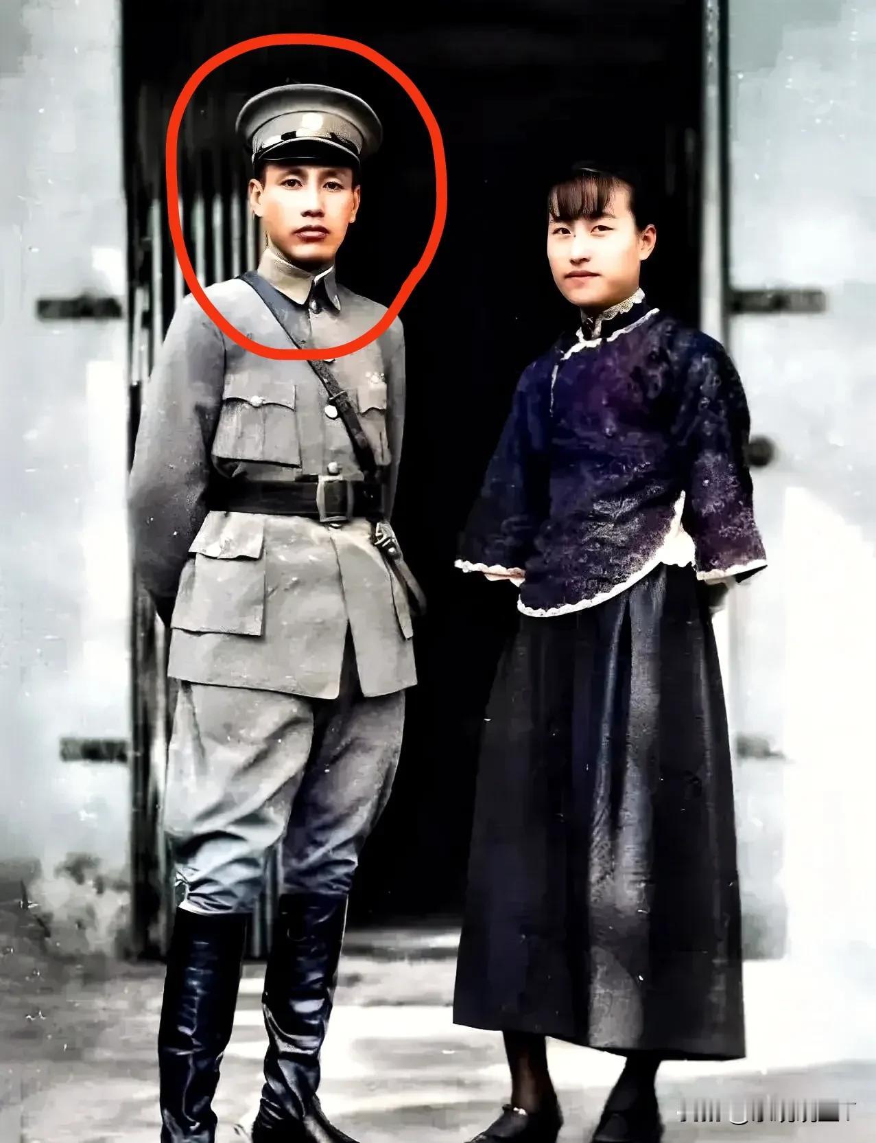 这张照片拍摄于1925年的上海街头，原来这才是他年轻时真实的样貌，这并非演戏，也