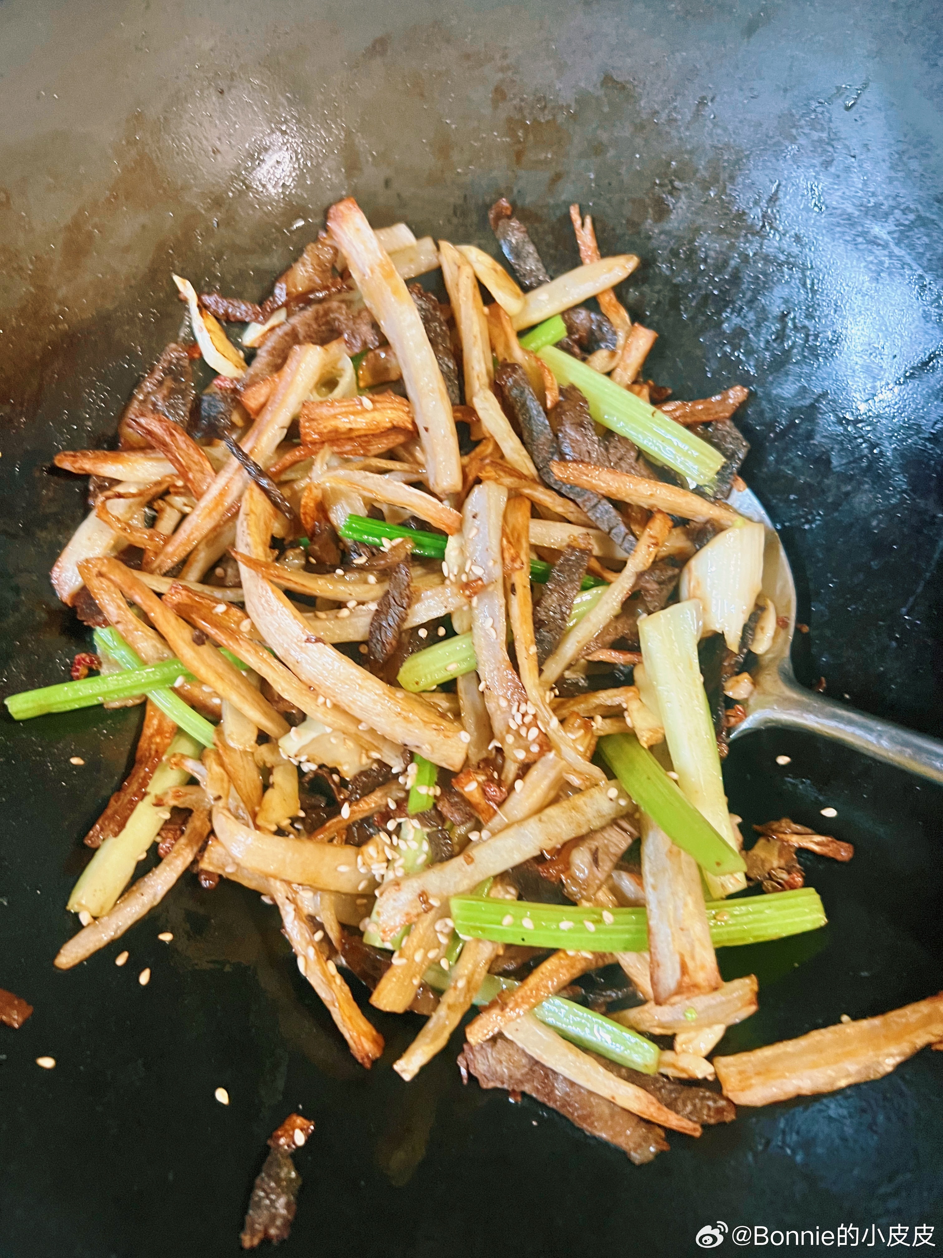 干煸藕丝做法来啦。1. 脆藕去皮切细丝，泡水洗掉淀粉后沥干。然后烧一锅水，放一些