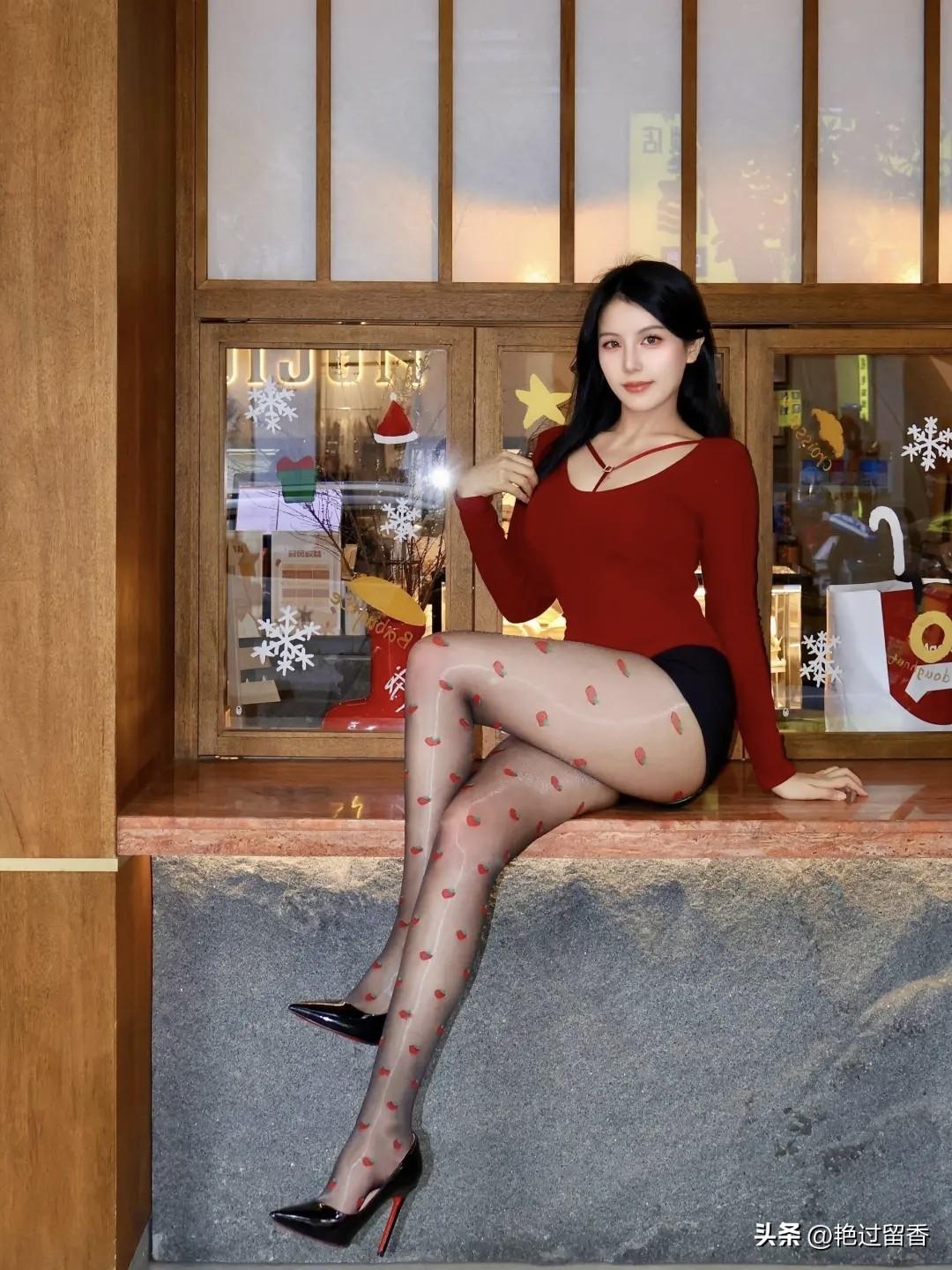 冬日暖阳下，红衣少女与圣诞树相伴，甜美动人。