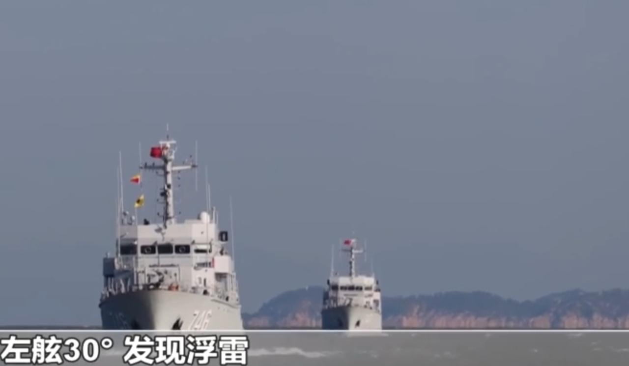 碧海之上，战舰列阵。伴随着战斗警报的红色灯光划破舱室，一场跨海区实战化训练骤然打