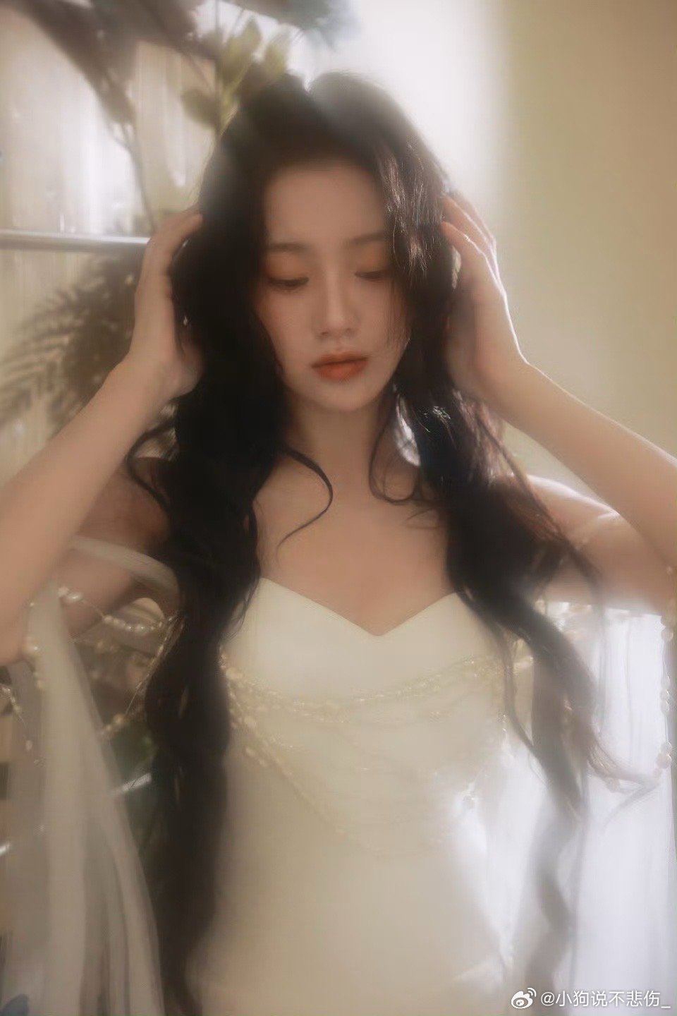 包上恩海藻般的长发具象化这黑长卷发是偷了海的女儿假发吗？白裙配珍珠简直是从童话书