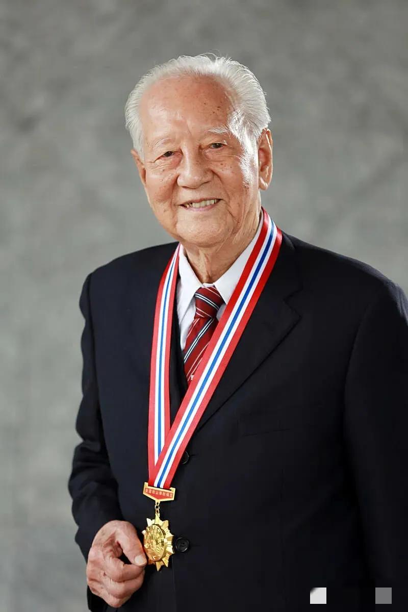 1988年，“中国核潜艇之父黄旭华，在南海做深潜试验时，顺道回了趟家，看望自己的