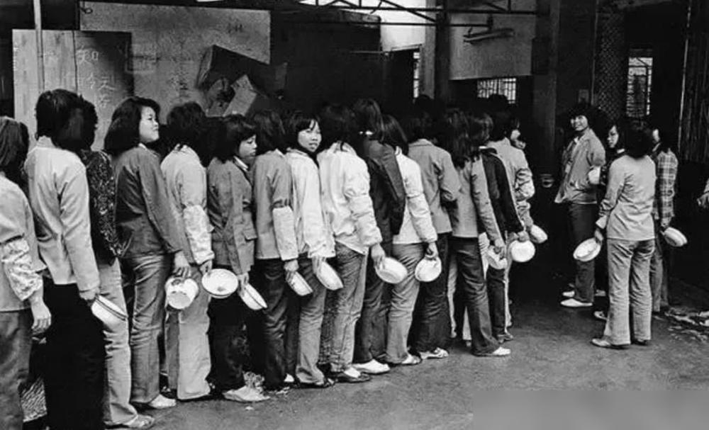 简直是天差地别。

我身边好几个同年代的老伙计都有同款经历，80年代初在公社上学