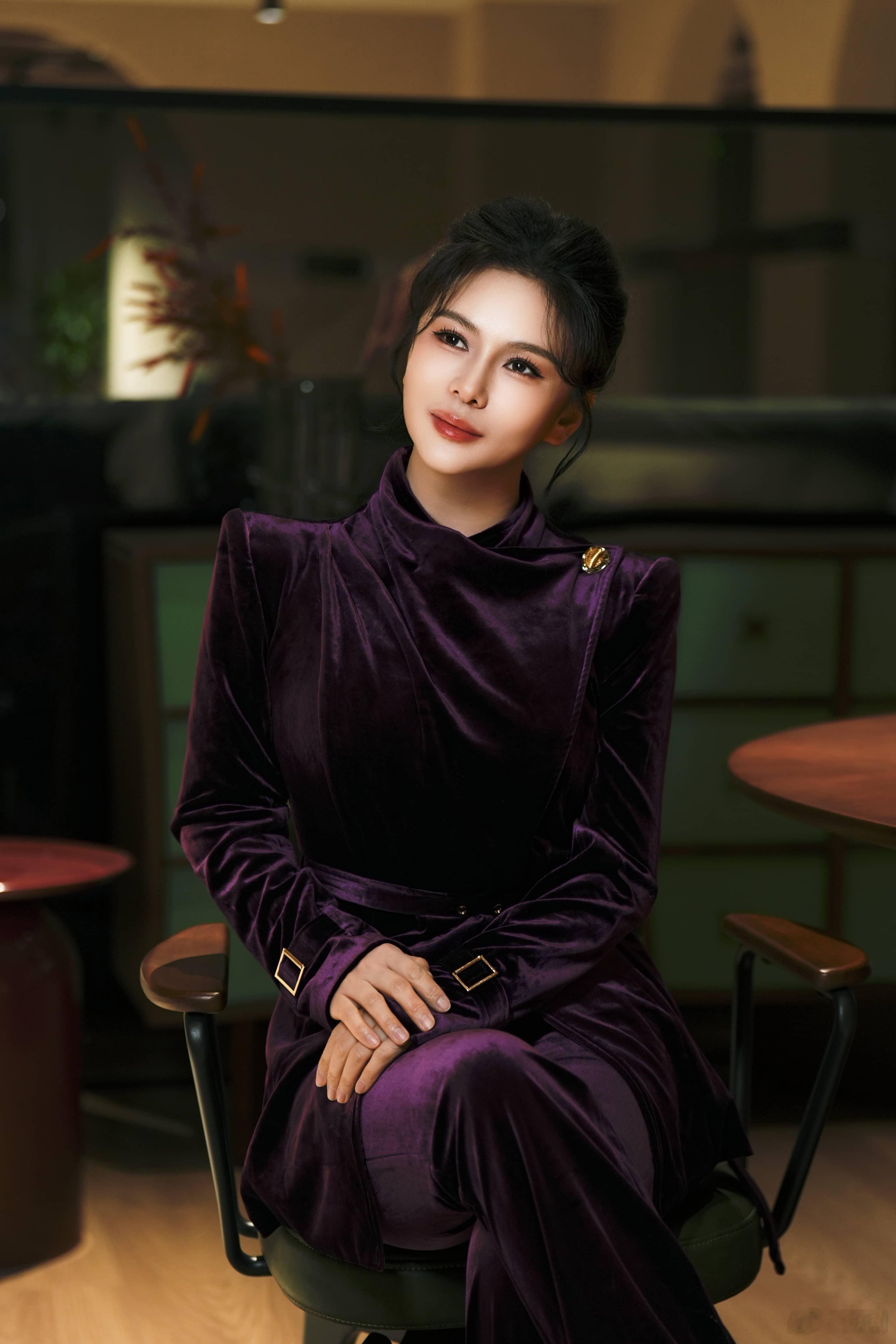 凤凰网财经主持人刘美希时尚穿搭 复古风韵与现代洒脱的完美平衡，刘美希的紫韵丝绒套