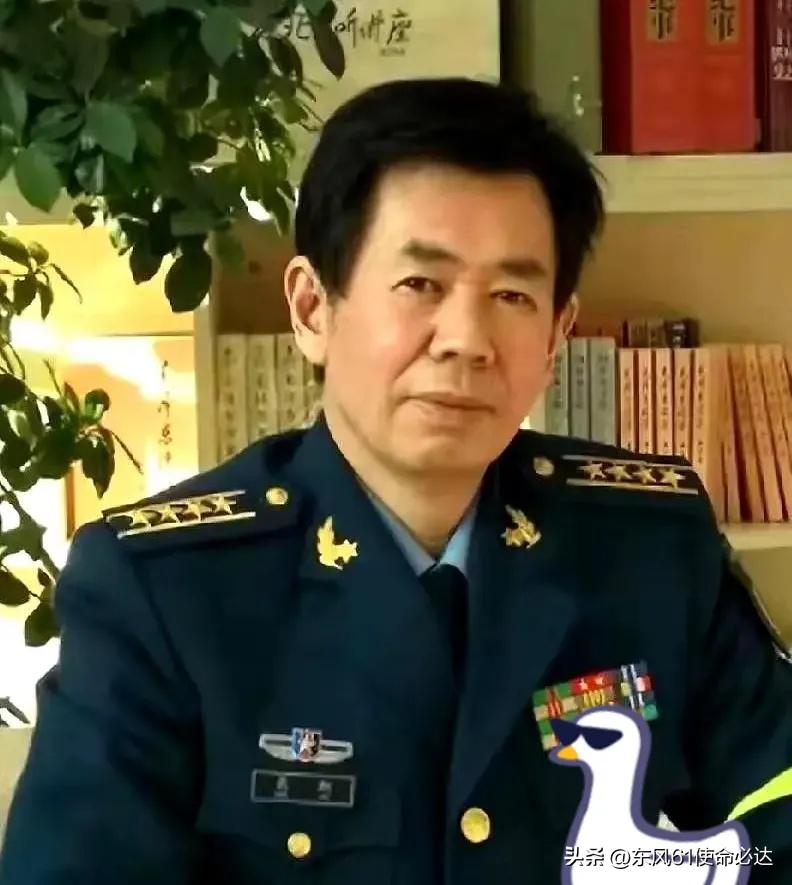 战争一旦打响，别冲超市，先回家。
水要先备，每人每天3升，浴缸也要蓄水，至少撑两