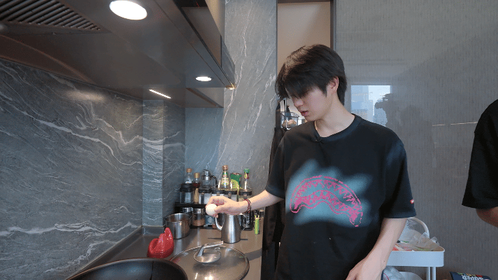 谁教黄誉博这么做饭的黄誉博做饭三大迷惑操作：不洗锅、不打火、调料猛放，太上头了！