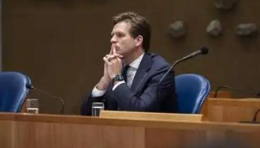 荷兰内部开始批斗经济大臣，质问他抢夺中资安世公司时，考没考虑后果？他辩解说，当时