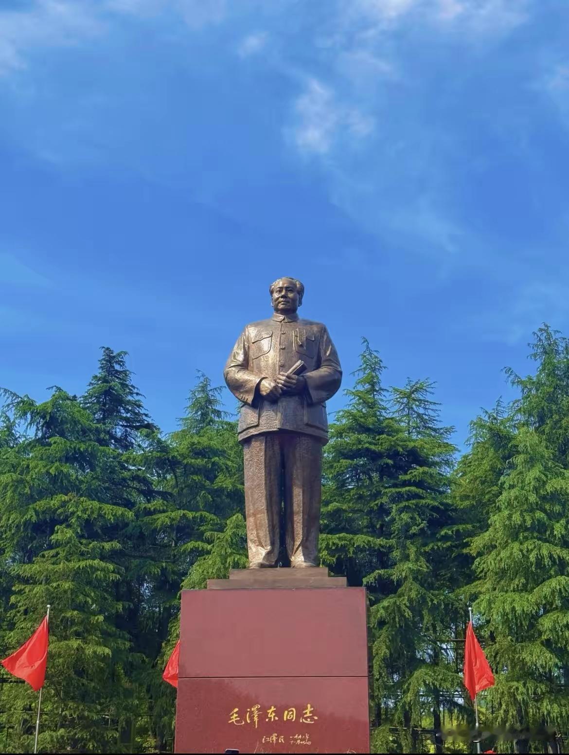 韶山铜像一处细节，看懂亿万国人藏在心底的敬意
 
去过韶山瞻仰毛主席铜像的人，大