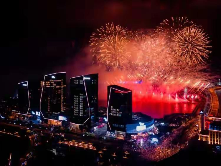 今日热点话题——上海之光 光影节

这场把上海的浪漫拉满的光影盛事，直接把城市夜