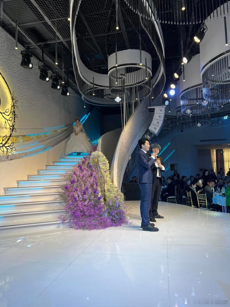 管泽元余霜在萍乡举行的婚礼，准确的说应该是回女方家宴请亲戚朋友这次的主持人嘉宾是