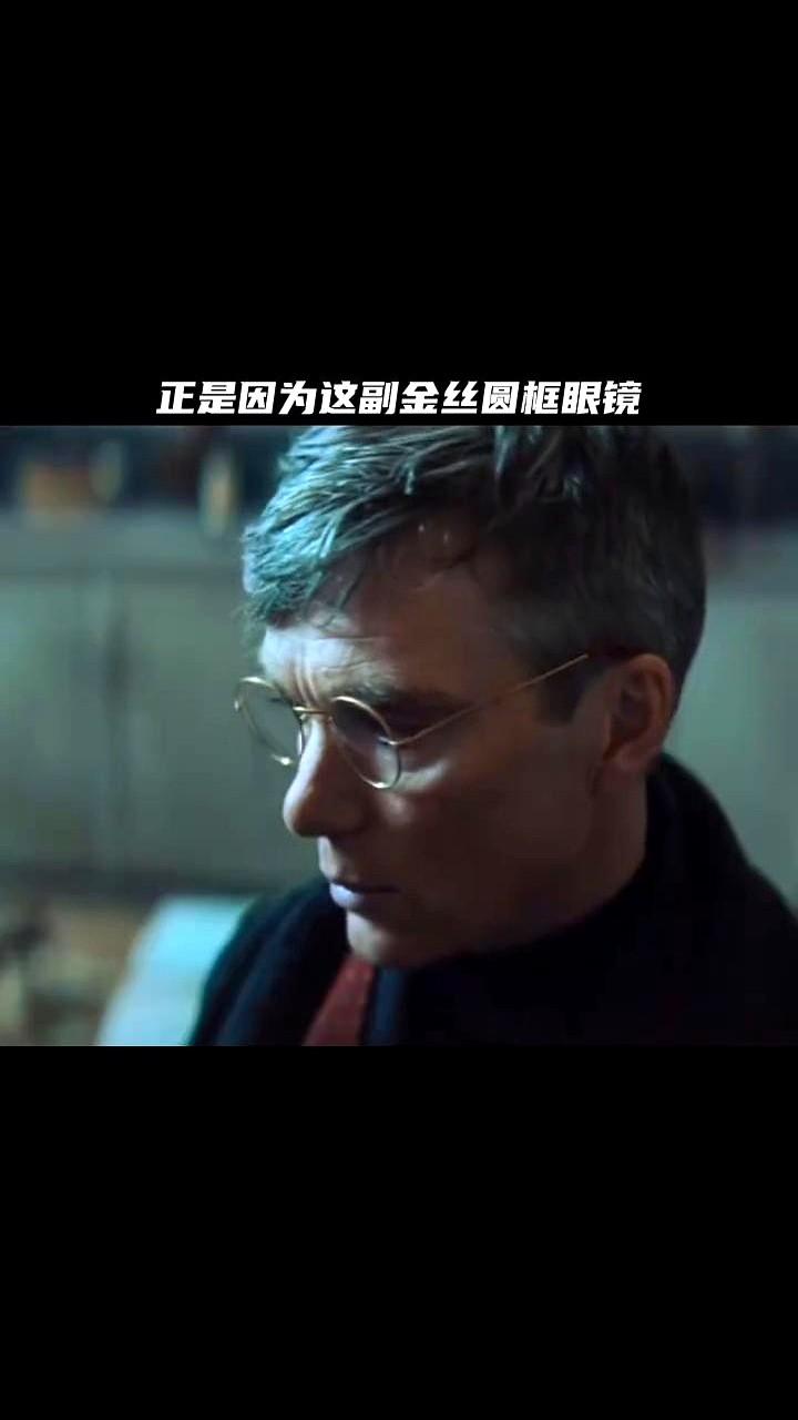 我发现，《浴血黑帮》里的汤米·谢尔比，才是“斯文败类”的鼻祖。

报童帽里藏剃刀