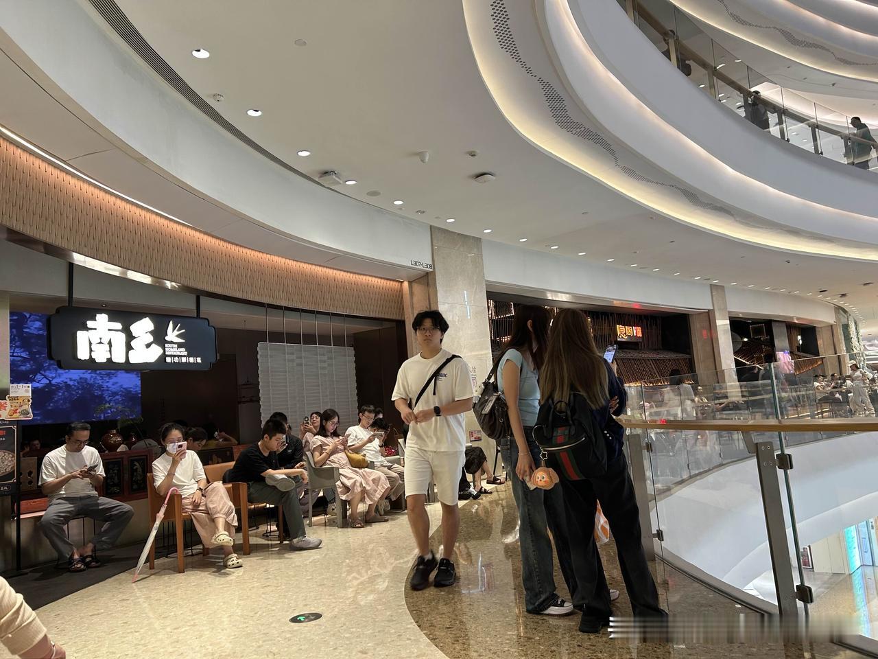在40岁，已经实现了外出就餐的自由，每个周末去探寻深圳的“美食地图”，我品尝一顿