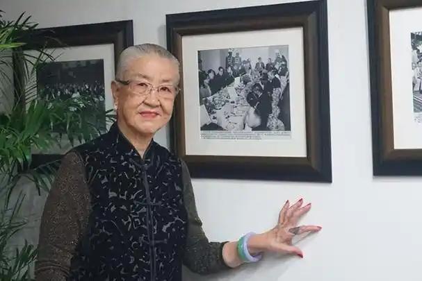 原国防部长耿飚的长女，一夜之间被查封了所有资产，她选择出走美国。在离开时她发誓：