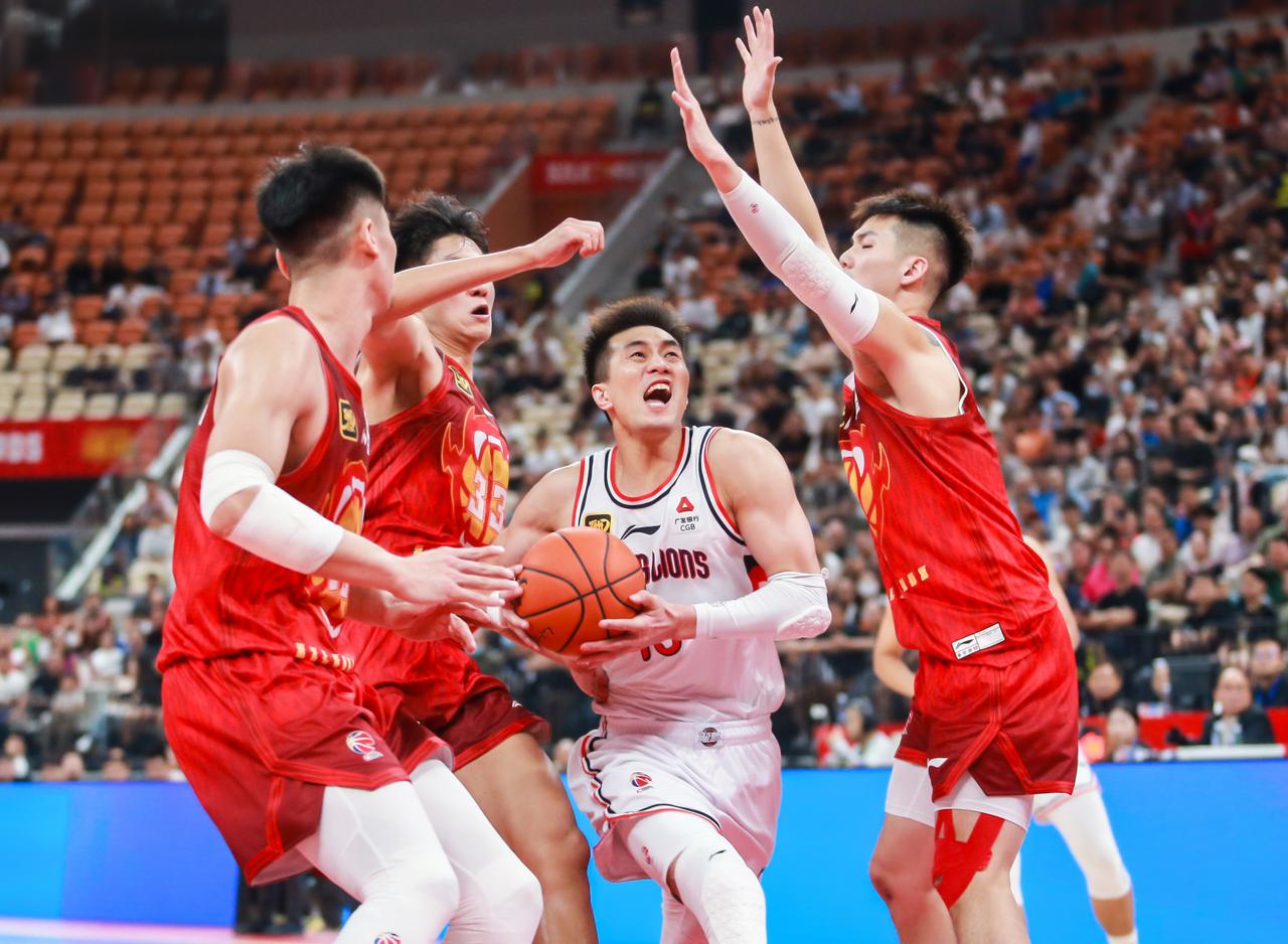 红星新闻也帮助郭艾伦辟谣！他们的记者正式致电沈阳铁西公安局分局，根据工作人员的手