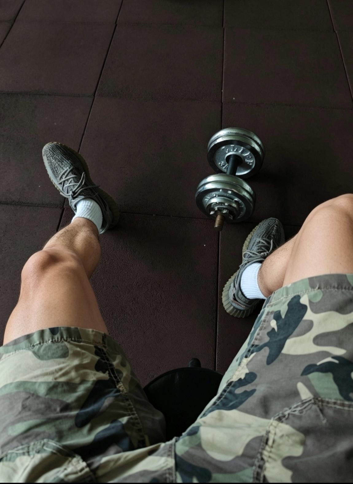 张继科曾直播剪指甲张爱玲不是说过“你不喜欢一个人，他哭是错，笑是错，连呼吸都是错