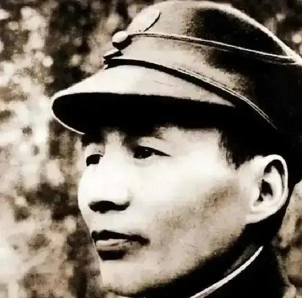 1935年，蒋介石峨眉布下鸿门宴，40岁刘文辉仅带几名随从赴会，面对黑洞洞枪口笑