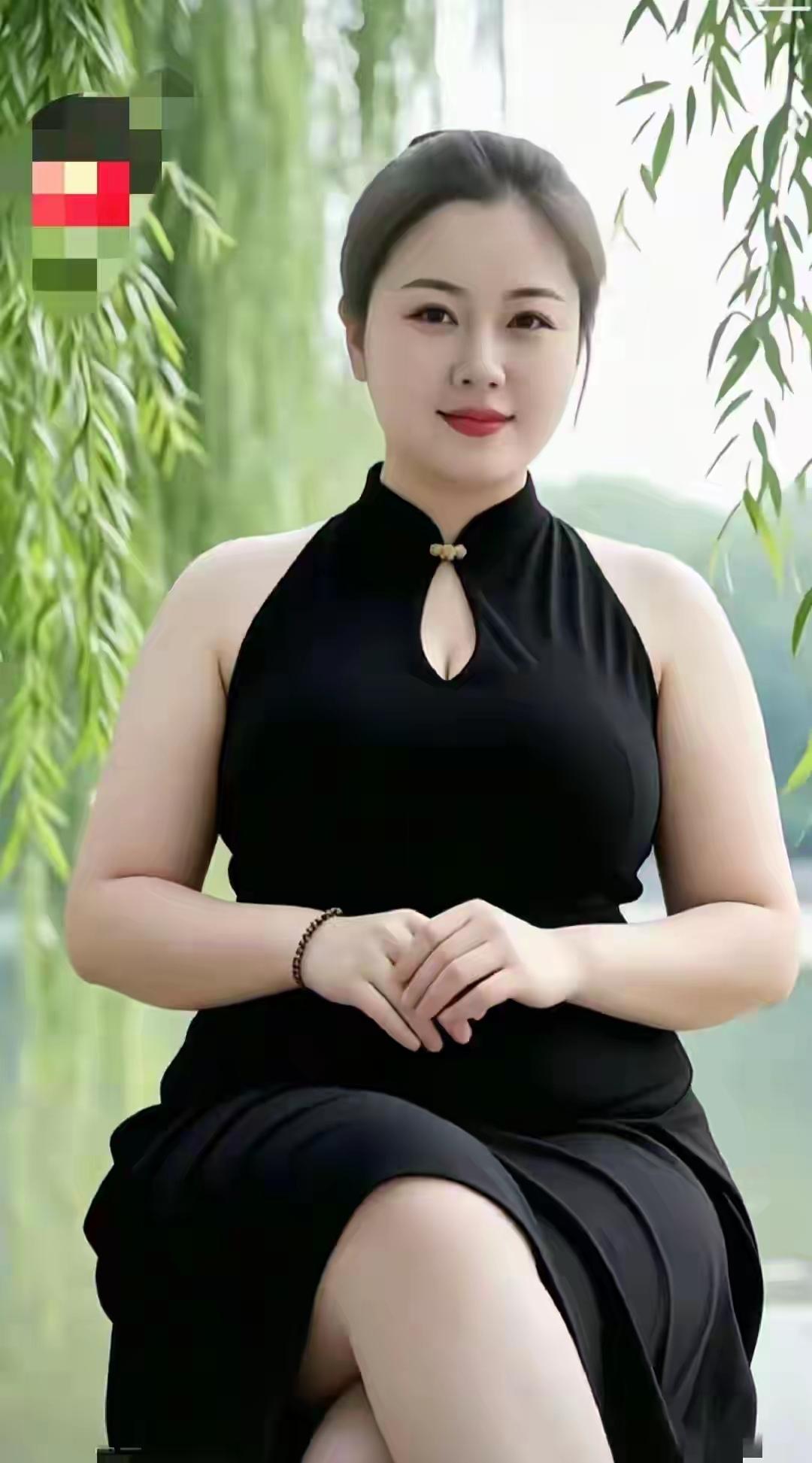 七律·柳畔姿
 
垂绦拂岸漾清光，
素绾云鬟着墨裳。
玉扣凝襟藏古韵，
柔眸含笑