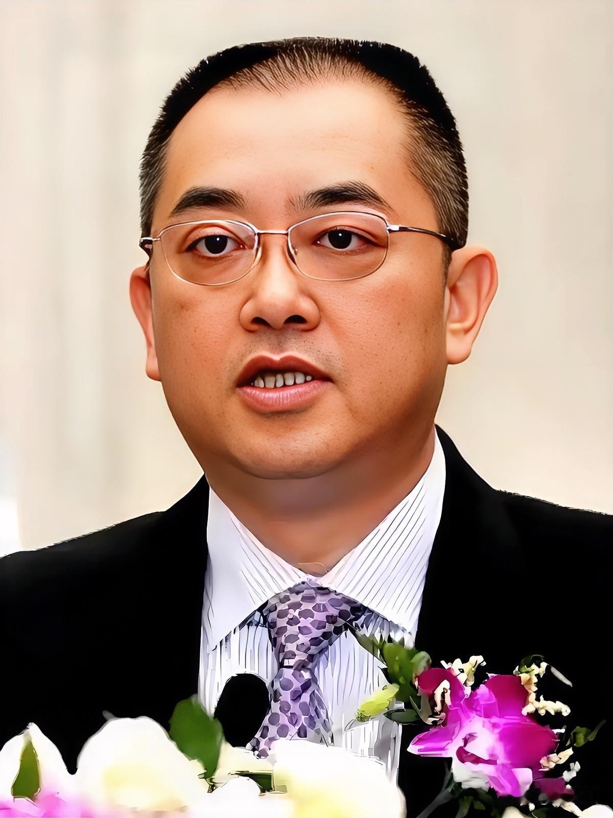 不知道你有没有听说过“打工皇帝”这个称呼？
这个称呼，当年就是用来形容恒大二号人