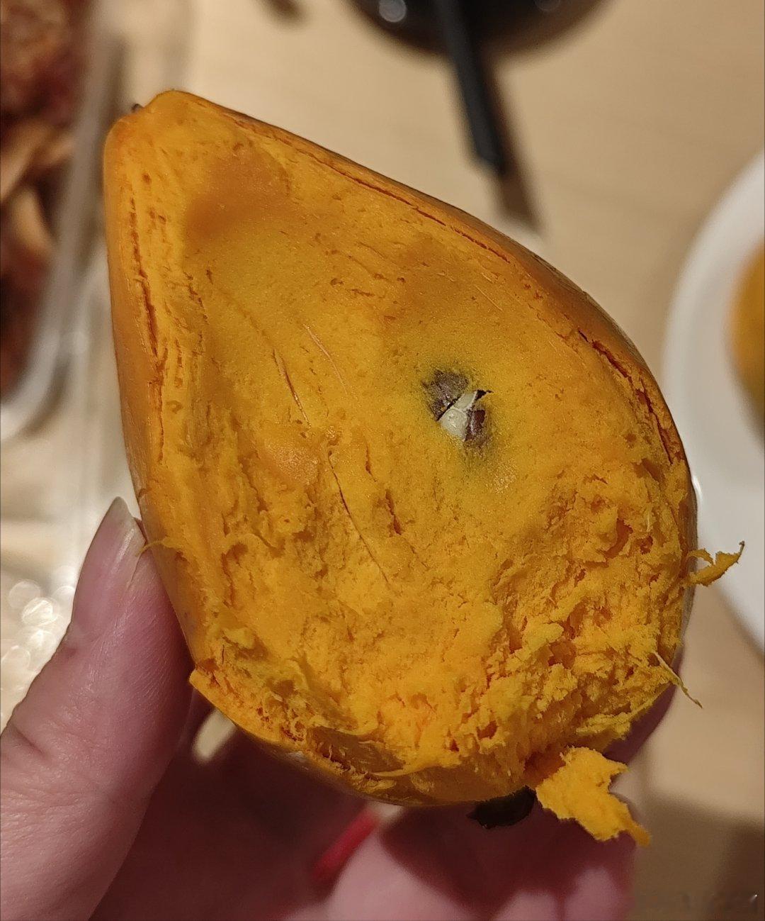 神奇的鸡蛋果，感觉在吃点心，又感觉在吃沙沙的蛋黄，难怪叫鸡蛋果，噎得慌