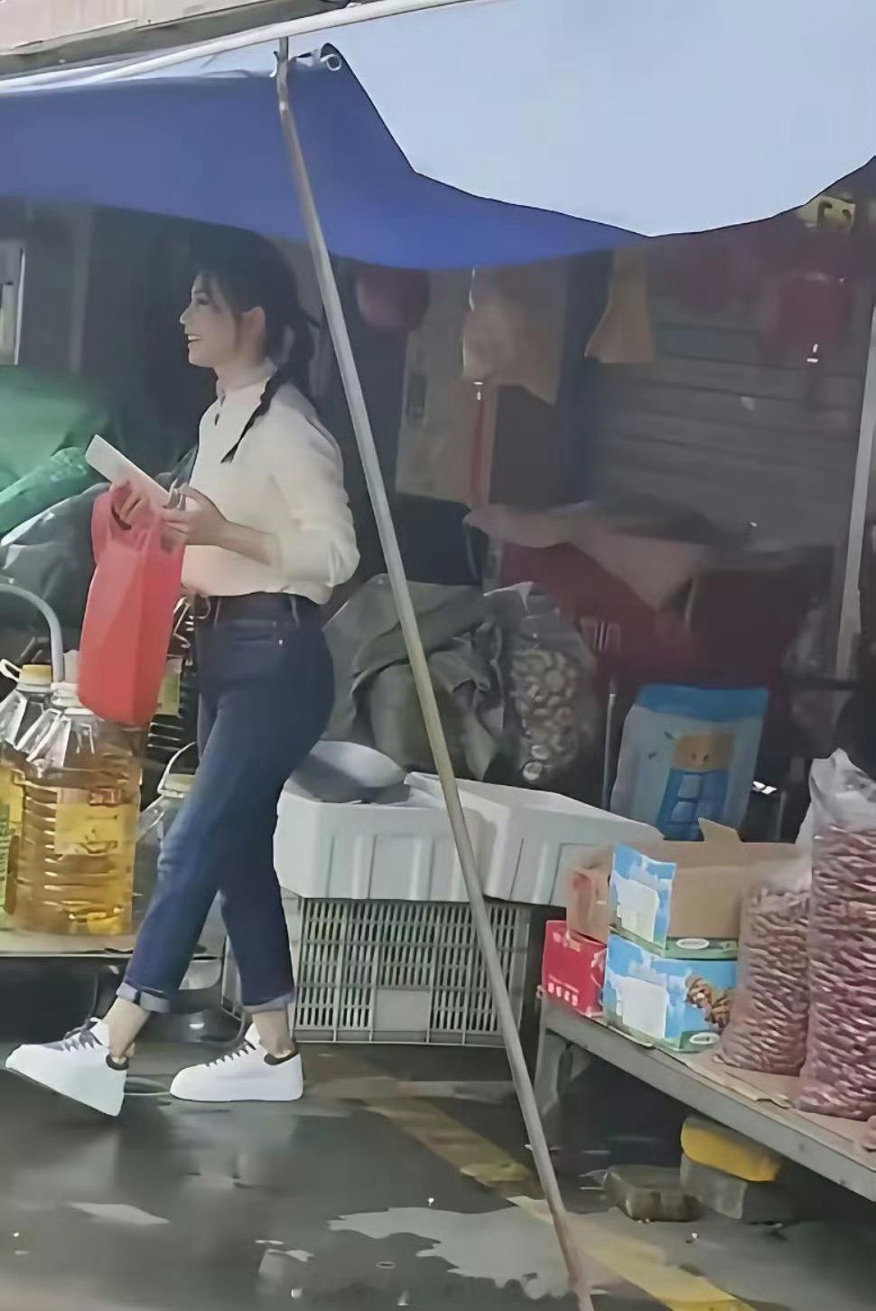 路人视角下的刘涛，这才是正常的腿型吧！ 