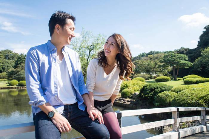 自作自受！辽宁，男子背着老婆和小16岁女子恋爱。交往期间，他给女方首付买房、还房