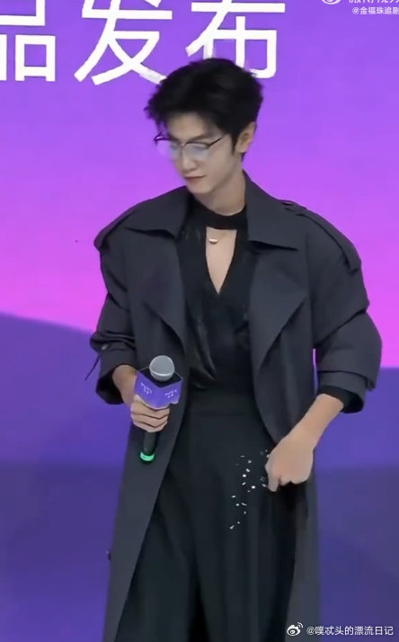 陈哲远戴半框眼镜好蛊 半框眼镜把陈哲远的气质拿捏得死死的，再加上黑色风衣，禁欲感