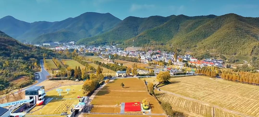 在平凡的生活里，总有一些人用长久的坚守，书写着不平凡的爱情故事。有这样一位丈夫，