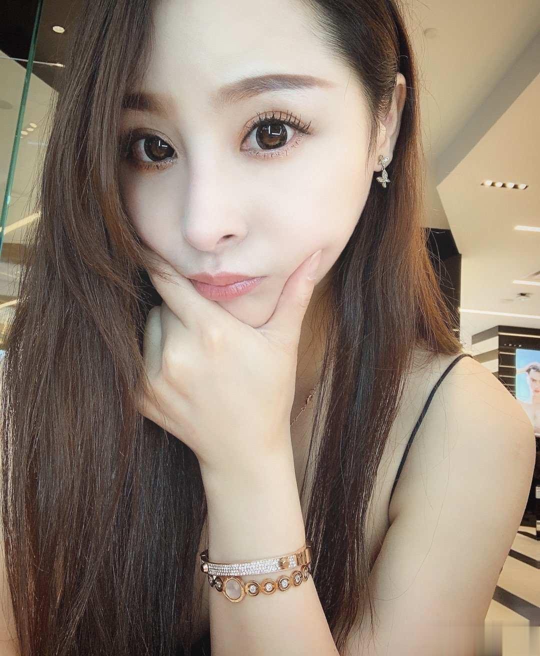 以前真的美瞳都选直径这么大的吓死了现在看现在都选自然款的哈哈哈 ​​​