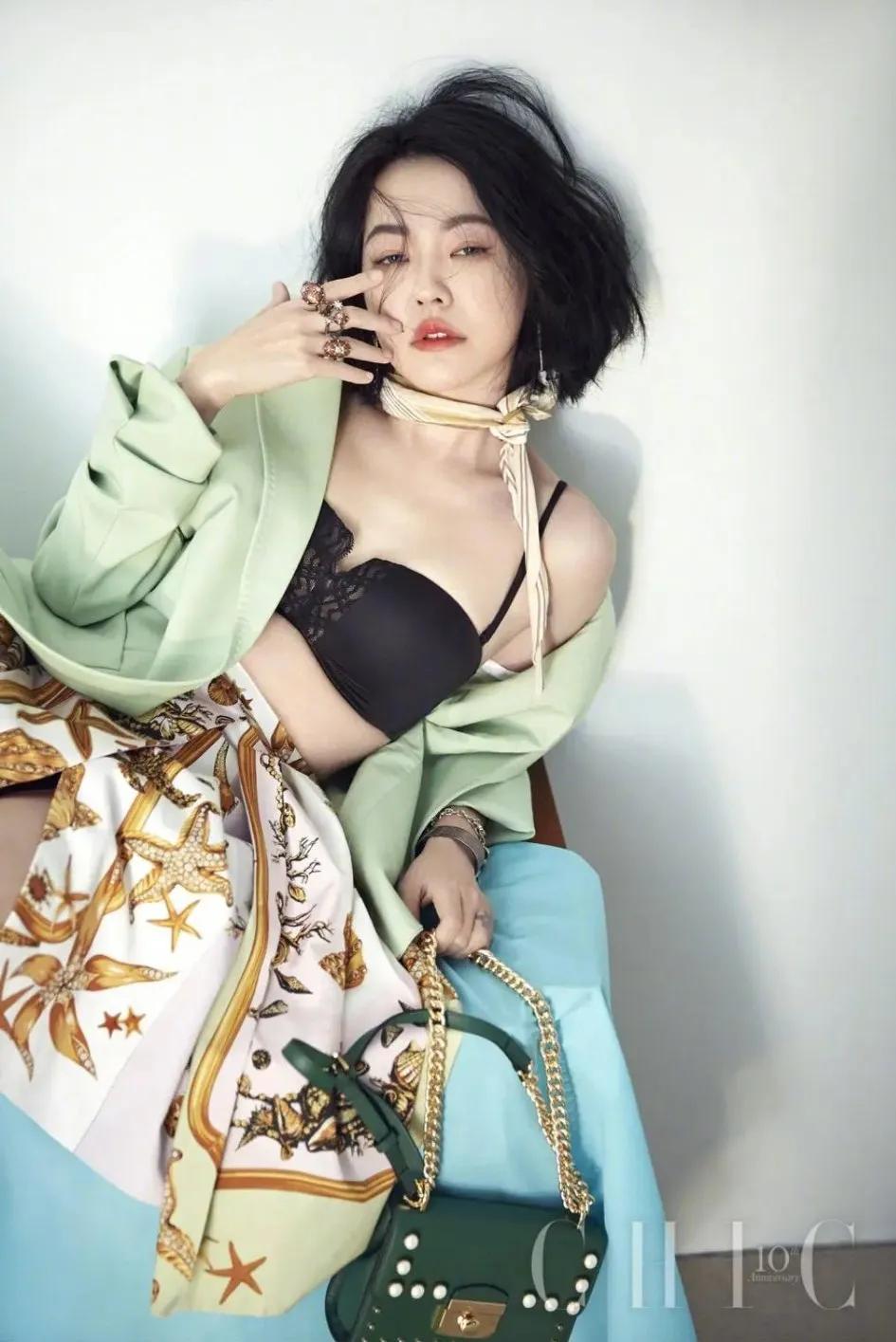 为啥小S的杂志照看着就不像个好人，风尘味十足。目光迷离，嘴唇微张。姿势放浪。
她