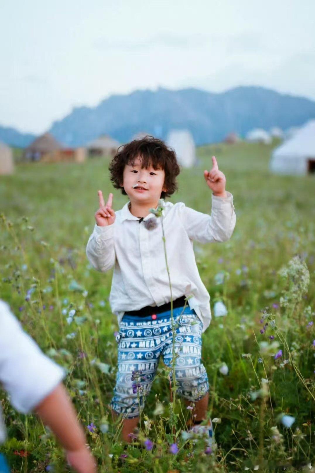 邹明轩瘦了好多 爸爸去哪儿名场面复刻！轩轩瘦下来后韩系氛围感拉满，同款动作从萌趣