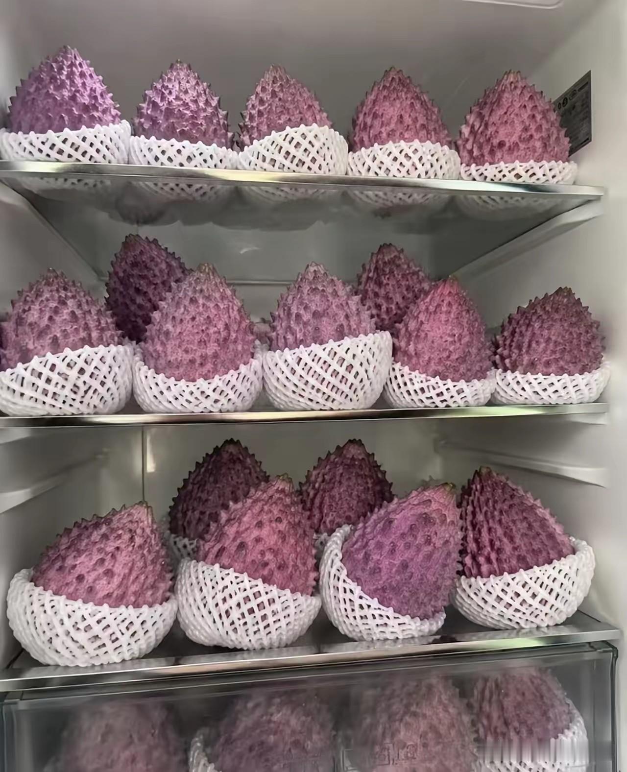 朋友寄来一箱稀罕水果，外皮紫乎乎带尖刺，剥开之后谁认识？
 
朋友远道寄过来一箱