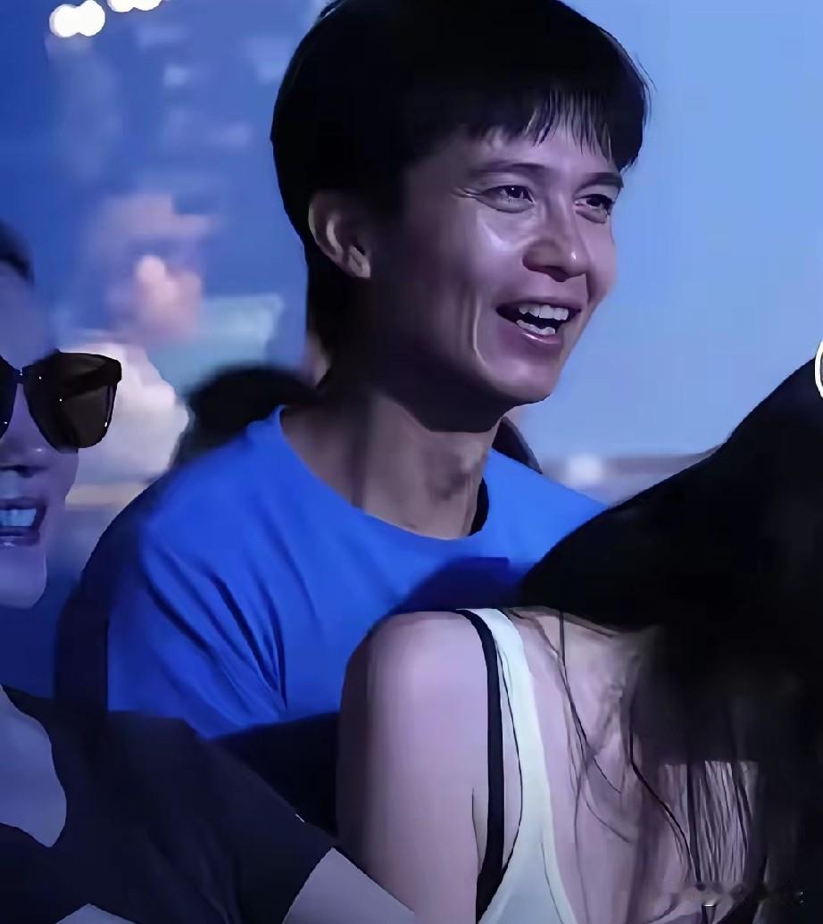 全场最解气的瞬间，
绝对是陈粒推开Ryan竖中指那刻，
陈粒这一推，给所有“给面