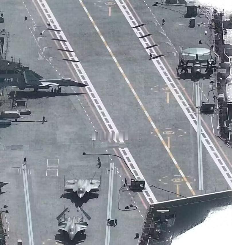 福建舰航母第四次海试归来，大家最关心的是舰载机降落情况，但最新曝光的图片显示，甲