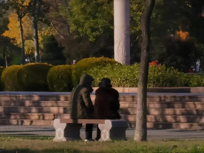 主要有以下几点：1.生活财物够用就好，2.身体健康，能出去走走就好，3.身边有个