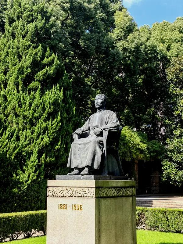 鲁迅先生的杂文短小精悍，寥寥数语便直击时弊。