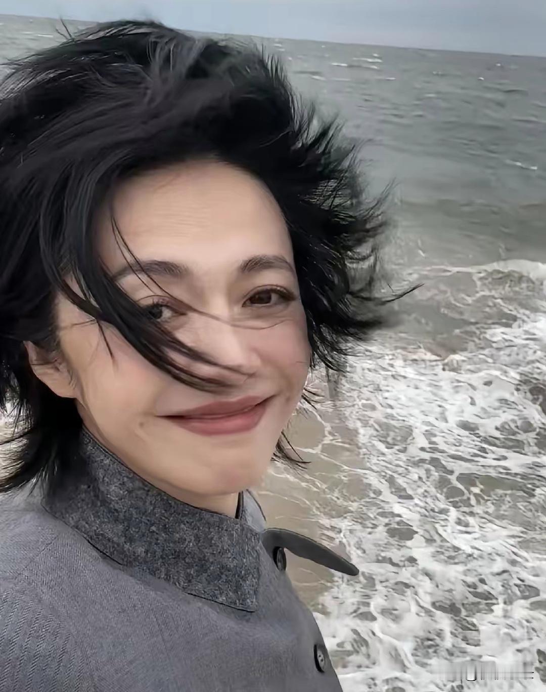 近日，姚晨去秦皇岛阿那亚参加海浪电影周，她穿着一身灰色的立领西装套装，搭配短裤与
