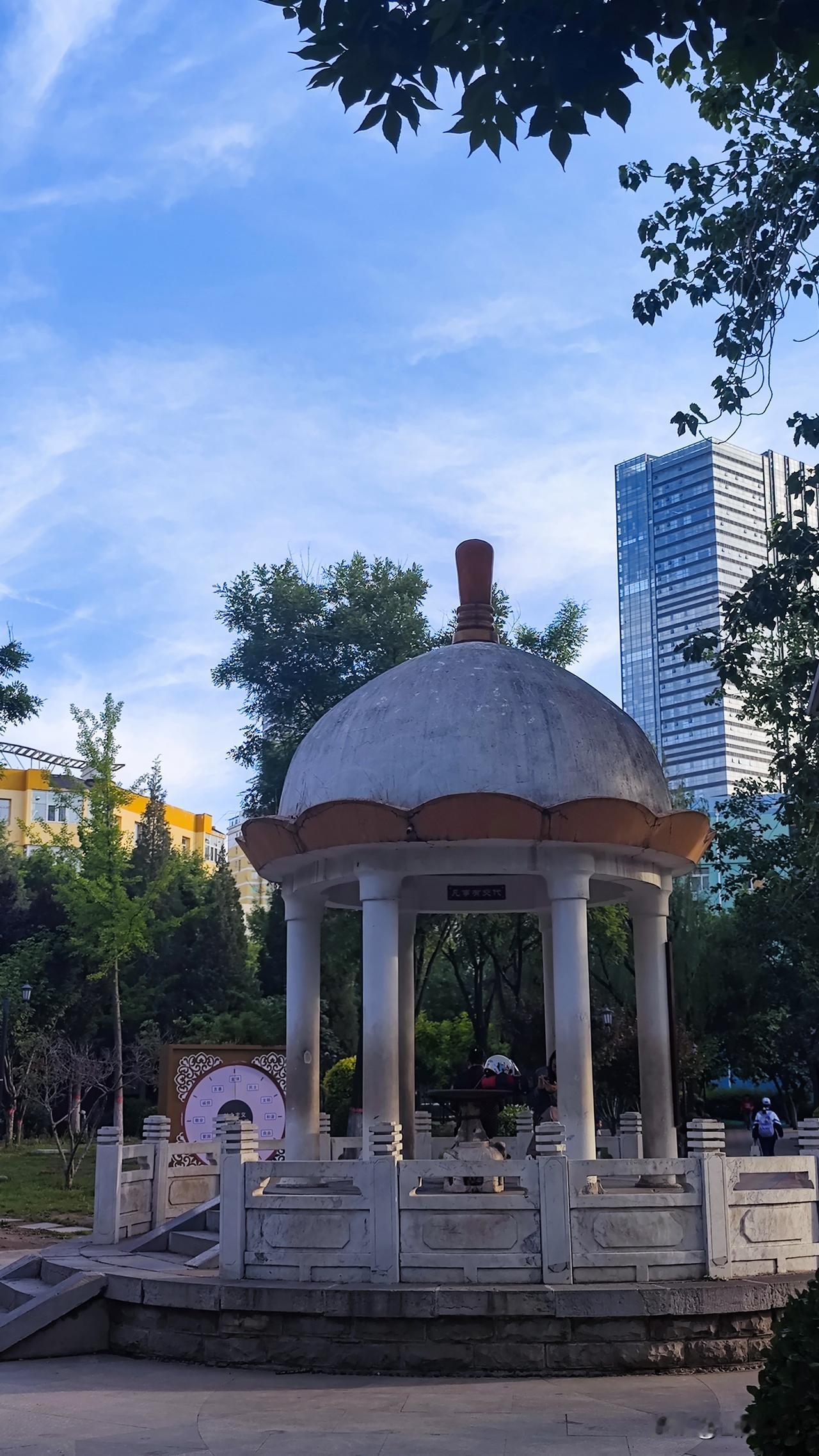 夏日随手拍
 日常漫步城市街头，习惯用手机随手定格细碎美好。黄昏小园里雅致圆顶亭