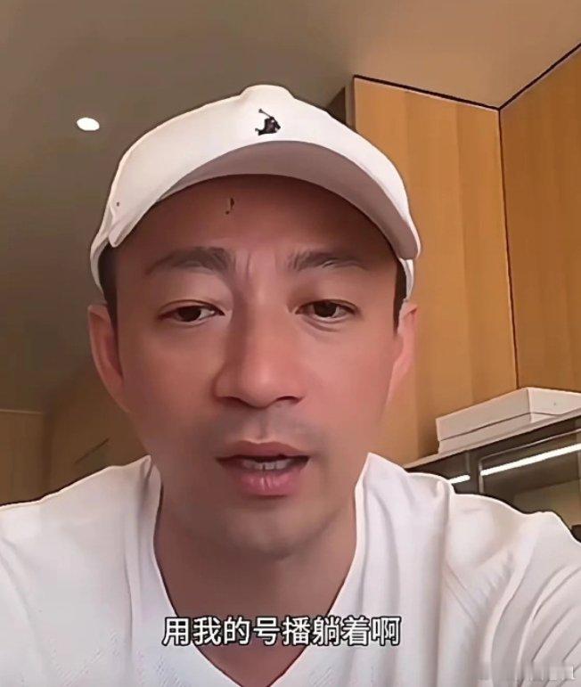 汪小菲回应在直播间躺摇椅美女扇扇子相伴。6月9日，汪小菲账号进行直播。画面中，地