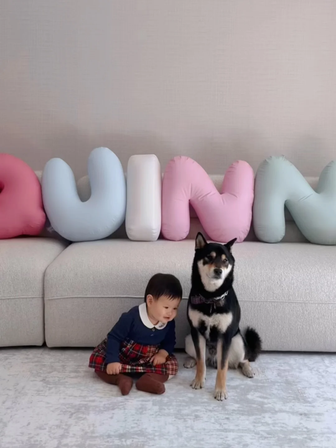 新年抓拍到的两个生命的同频瞬间