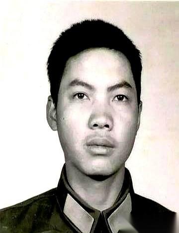 三个穿着崭新军装的人，衣服上连个泥点子都没有。
老山前线，猫耳洞里钻出来的人，哪