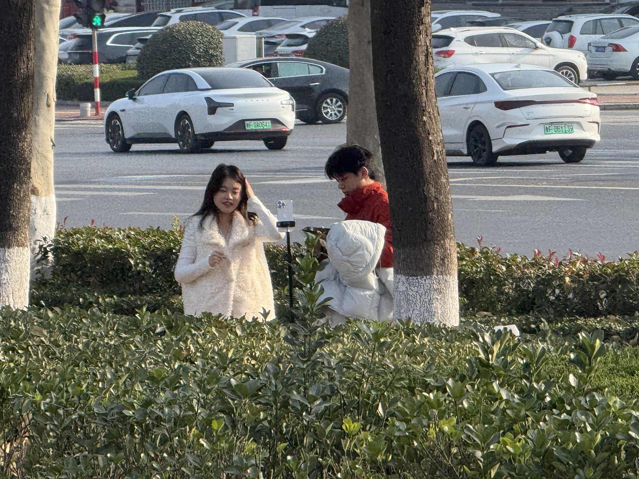 在街上突然看到有人在架着手机直播，这几年从事直播行业的任越来越多了，各个行业各个