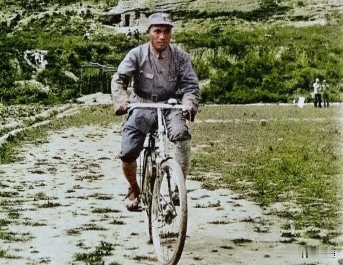 1938年陕北延安，朱总司令正骑着自行车急匆匆地赶路，恰巧这一幕被路过的八路军总
