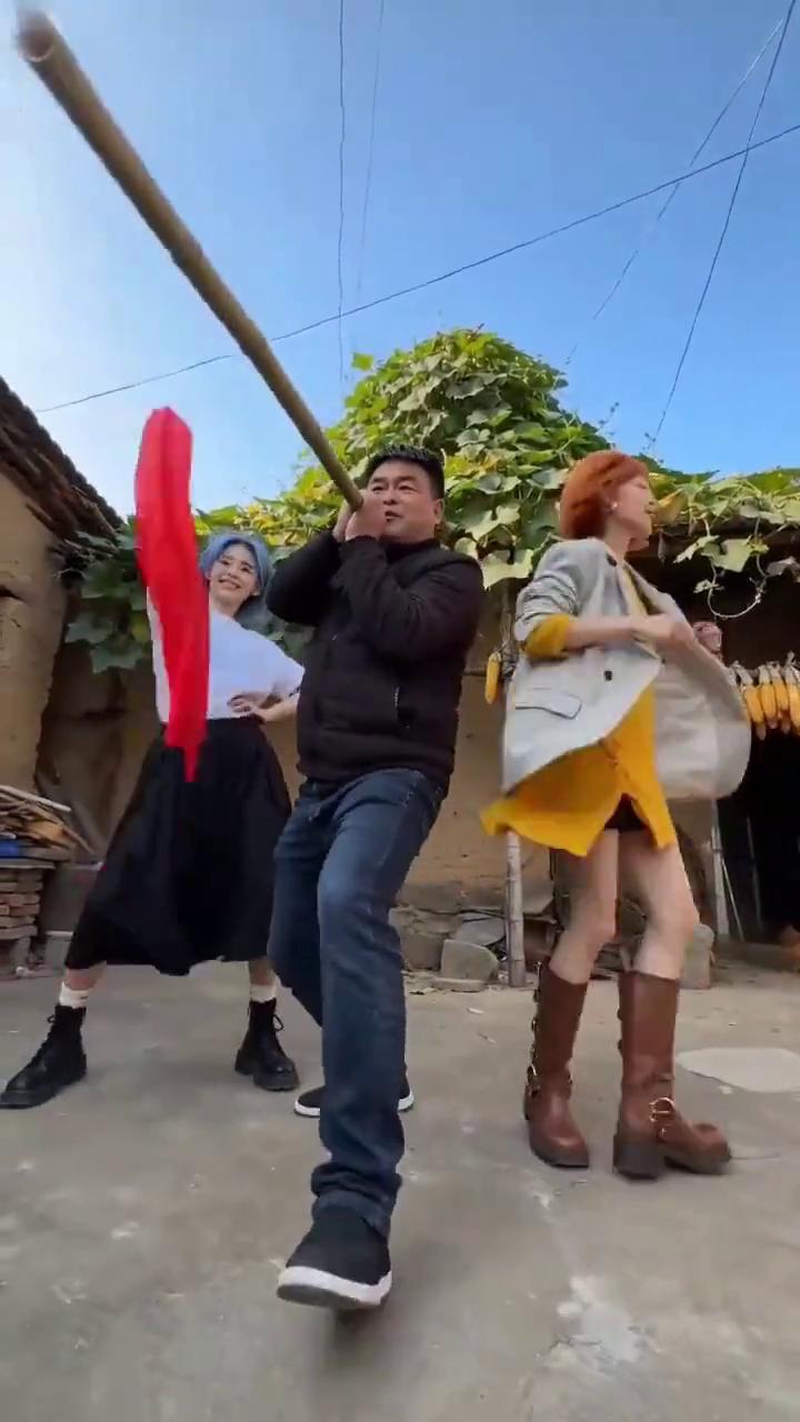 即梦AI。
好男人，你这舞步比我爷爷还复古。跳饿了吃个糖继续。来即梦过100种人