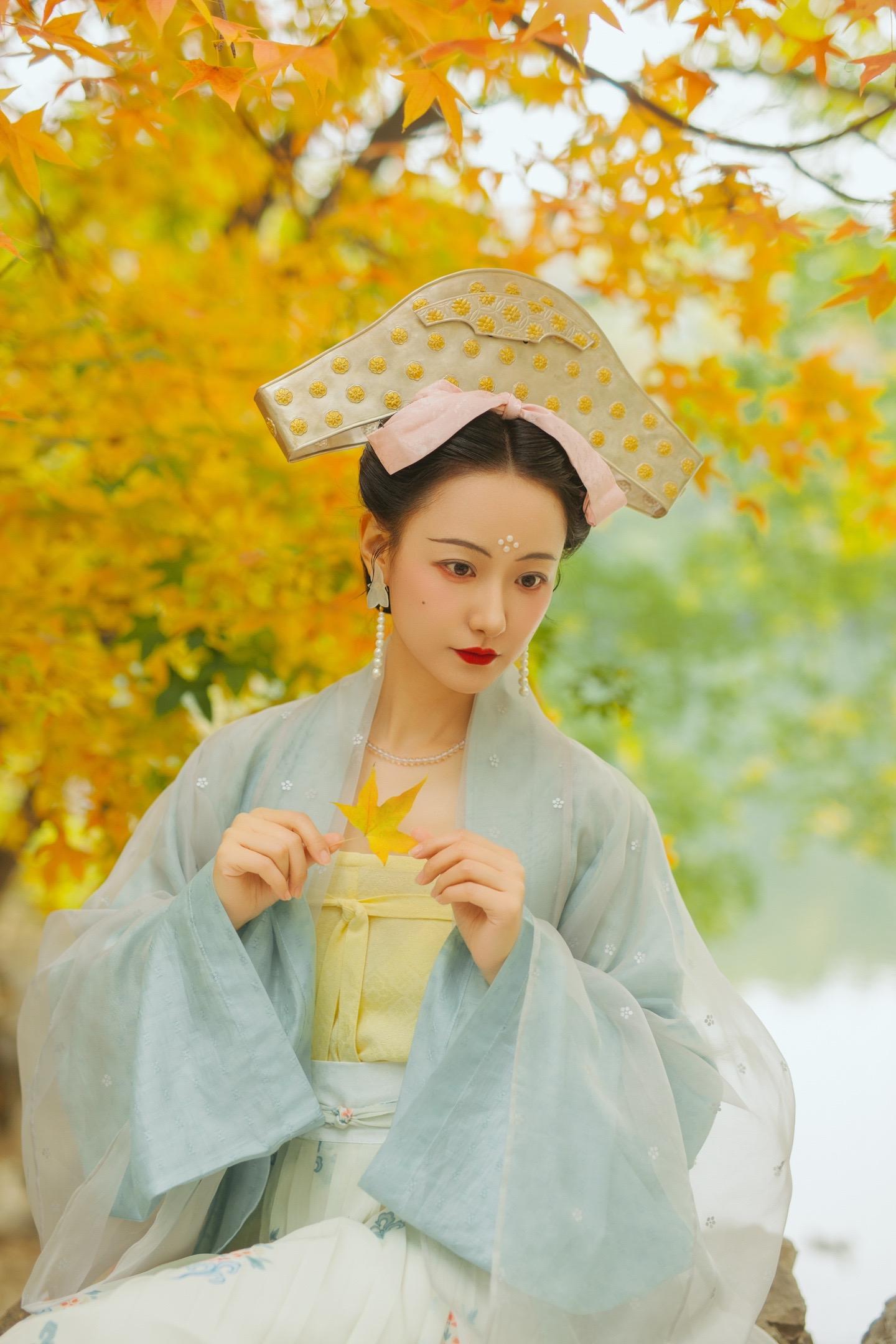 北宋｜一年好景君须记，最是橙黄橘绿时。✨颐和园后湖金灿灿的秋天太美了！...